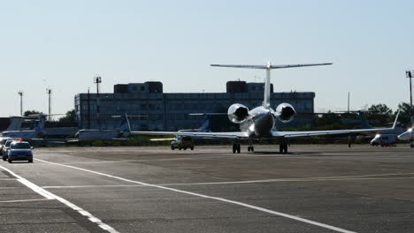 Luxus-Privatjet-Rollt-Auf-Dem-Vorfeld-Des-Flughafens-Chișinău,-Statisch