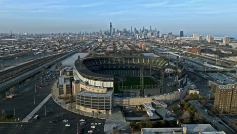 Luftaufnahme-Vor-Dem-Feld-Mit-Garantiertem-Tarif,-Goldene-Stunde-In-Chicago