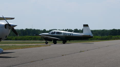 Mooney-M20-Flugzeug-Rollt-Von-Der-Rollbahn-Zur-Landebahn,-Heißer-Sommertag,-Flughafen