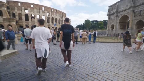 Rome-Immersive-POV:-Moving-In-Busy-Streets-to-Chiesa-Santi-Luca-e-Martina,-Italy,-Europe,-Walking,-Shaky,-4K-|-Packed-Streets-Near-Colosseum