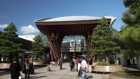 Slow-Motion-Shot-Of-Crowded-Kanazawa-Station’s-Tsuzumi-mon-Gate,-Japan