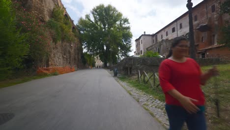 Rom-Immersiver-POV:-Umzug-In-Belebten-Straßen-Zur-Chiesa-Santi-Luca-E-Martina,-Italien,-Europa,-Gehen,-Wackelig,-4k-|-Familie-Und-Vlogger-Gehen-Spazieren