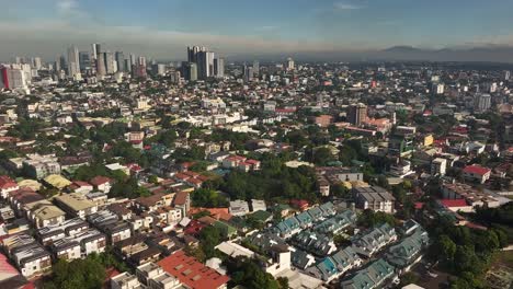 Toma-Aérea-A-Vista-De-Pájaro-De-La-Zona-De-Viviendas-En-Manila-Y-La-Iluminación-Del-Horizonte-A-La-Luz-Del-Atardecer