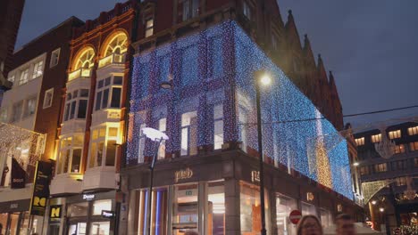 Una-Fachada-Bellamente-Iluminada-De-Una-Casa-En-La-Ciudad-Durante-Las-Vacaciones-De-Navidad