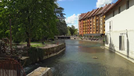 El-Emblemático-Río-De-Annecy-Desemboca-Directamente-En-El-Lago-De-Annecy.