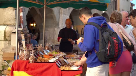 En-El-Mercado-Del-Casco-Antiguo-De-Annecy,-Muchos-Agricultores-Y-Productores-Locales-Ofrecen-Pan-Casero.