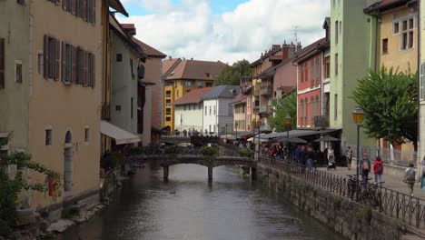 Un-Río-Emblemático-De-Annecy-Tiene-Unos-Puentes-De-Piedra.