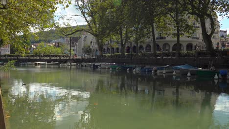 Un-Río-Emblemático-De-Annecy:-Está-Lleno-De-Barcos-Privados.