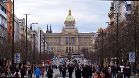 Plaza-Wenceslao-Praga-A-Mediados-De-Marzo,-República-Checa