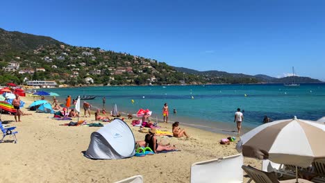 Touristen-Und-Einheimische-Genießen-Einen-Schönen,-Sonnigen-Sommerstrandtag-Mit-Türkisfarbenem-Meerwasser-Und-Blauem-Himmel-In-Saint-Clair-Im-Süden-Frankreichs,-Urlaubsaktivitäten,-Statische-4K-Aufnahme