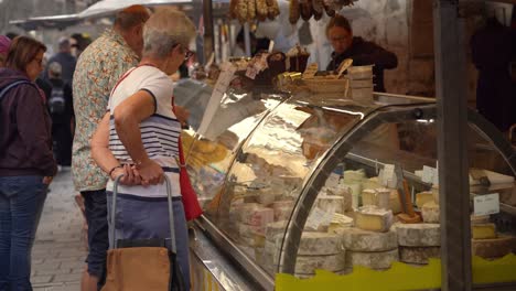 Puesto-De-Queso-En-El-Mercado-Del-Casco-Antiguo-De-Annecy.