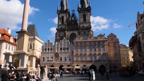 Iglesia-De-Nuestra-Señora-Ante-Týn-Y-Columna-Mariana-En-La-Plaza-De-La-Ciudad-Vieja,-Praga,-República-Checa