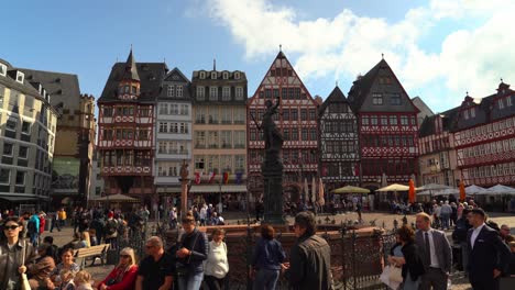 Der-Gerechtigkeitsbrunnen-Steht-In-Der-Mitte-Des-Römerbergplatzes-In-Frankfurt