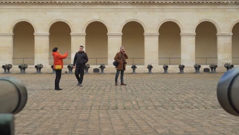 Kanonen-Reihten-Sich-Im-Innenhof-Von-Les-Invalides-In-Paris-Auf,-Während-Menschen-Das-Bild-Betraten