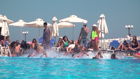 Competición-De-Natación-En-La-Piscina-Durante-La-Actividad-De-Entretenimiento-De-Verano,-Cámara-Lenta