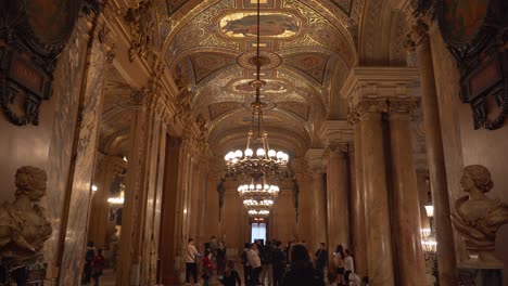 La-Gente-Camina-Entre-Los-Lujosos-Pasillos-Dorados-Del-Palacio-Garnier.