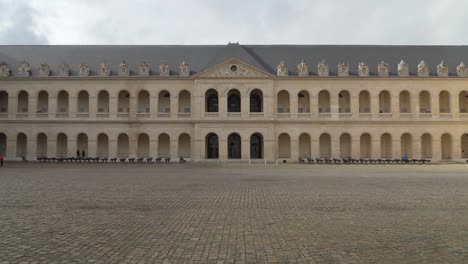 Innenhofmauer-Des-Museums-Les-Invalides