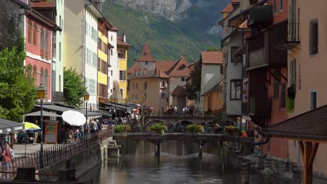 Der-Symbolträchtige-Fluss-Von-Annecy-Fließt-Direkt-In-Den-See-Von-Annecy-Und-Bietet-Majestätische-Ausblicke-Auf-Die-Berge-Rund-Um-Die-Stadt