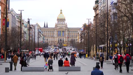 La-Plaza-Wenceslao-Y-El-Museo-Nacional-Al-Fondo,-Praga,-República-Checa