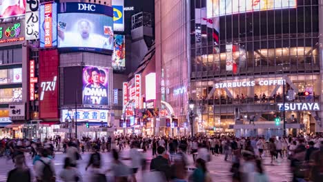 Lapso-De-Tiempo-Cercano-De-Personas,-Tráfico,-Luces-De-Neón-En-El-Concurrido-Cruce-De-Shibuya-De-Tokio-Por-La-Noche,-Inclinación-De-Japón