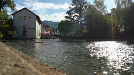 Der-Fluss-Thiou-Durchquert-Die-Stadt-Und-Bildet-Kleine-Kanäle,-Ohne-Die-Die-Stadt-Nicht-Oft-Als-Venedig-Der-Alpen-Bezeichnet-Würde