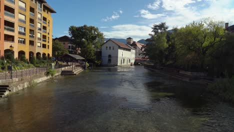 El-Thiou-Es-Un-Río-Corto-En-La-Ciudad-De-Annecy,-Francia.