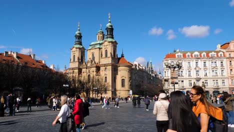 Iglesia-De-San-Nicolás-En-La-Ciudad-Pequeña-De-Praga,-República-Checa