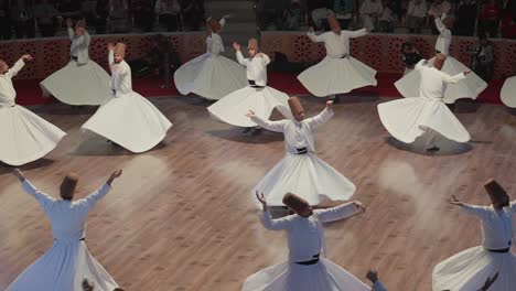 Los-Derviches-Realizan-Coreografía-Sufí-Girando-Sema-Girando-La-Cultura-Del-Atuendo-Blanco-En-Cámara-Lenta.