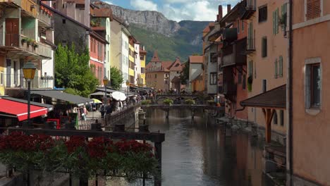 Der-Symbolträchtige-Fluss-Von-Annecy-Fließt-Direkt-In-Den-See-Von-Annecy-Und-Bietet-Majestätische-Ausblicke-Auf-Die-Berge-Rund-Um-Die-Stadt