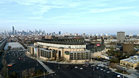 Drohnenaufnahme-Umkreist-Das-Guaranteed-Rate-Field-Stadion-Im-Sonnigen-Chicago,-USA