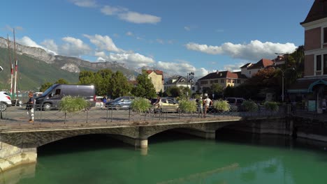 Der-Symbolträchtige-Fluss-Von-Annecy-Hat-Eine-Grüne-Farbe-Und-Ist-Sehr-Sauber