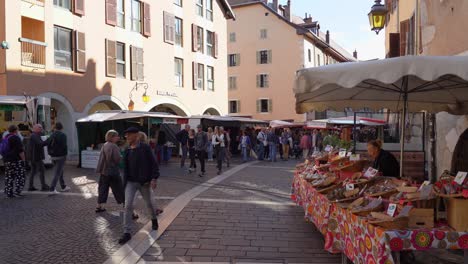 El-Mercado-Del-Casco-Antiguo-De-Annecy-Está-Lleno-De-Gente-De-La-Ciudad.