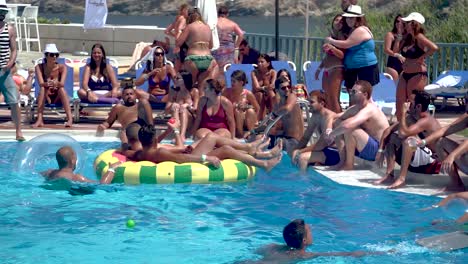 Piscina-Llena-De-Gente-Refrescándose-En-Una-Fiesta-De-Verano,-Cámara-Lenta