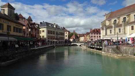 Annecy-Ist-International-Für-Die-Schönheit-Seiner-Harmonischen-Landschaften,-Aber-Auch-Für-Die-Qualität-Des-Seewassers-Bekannt