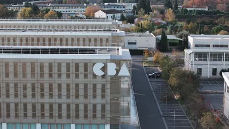 Toma-Aérea-En-órbita-Del-Logotipo-De-La-Cba-En-El-Costado-De-La-Sede