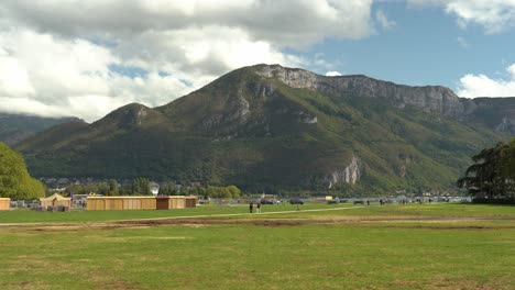 Am-Ufer-Des-Lac-D&#39;Annecy-Ist-Der-Garden-Of-Europe-Ein-Beliebter-Ort-Zum-Flanieren