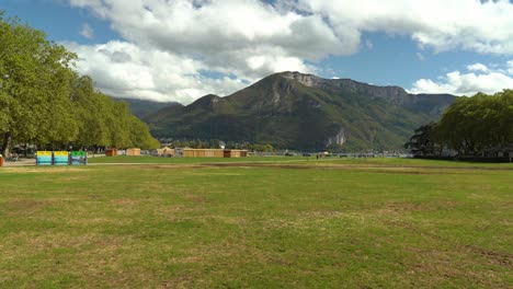 Jardins-De-L&#39;Europe-Es-Un-Parque-Arbolado-Junto-Al-Lago-Con-Amarres-Para-Barcos-Y-Vistas-A-La-Montaña,-Popular-Para-Paseos-Y-Picnics-En-Annecy.