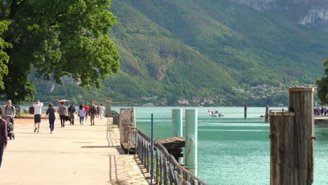 A-Veces-Llamada-La-&quot;Venecia-De-Los-Alpes&quot;,-La-Ciudad-Medieval-De-Annecy-Se-Extiende-Sobre-Una-Serie-De-Canales-Sinuosos-En-El-Extremo-Norte-Del-Lago.