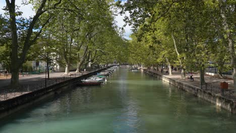 Ein-Symbolträchtiger-Fluss-Von-Annecy-–-Thiou-Bietet-Spektakuläre-Ausblicke