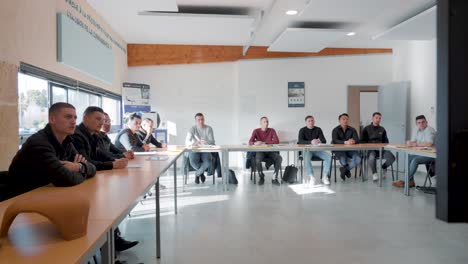 Aula-Llena-De-Trabajadores-Adultos-Del-Techo-Siguiendo-Un-Curso-De-Formación,-Sentados-Y-Prestando-Atención-En-Clase