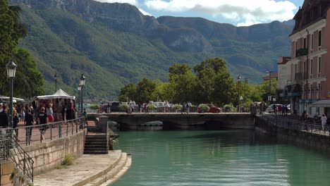 Der-Fluss-Thiou-Fließt-An-Einem-Sonnigen-Herbsttag-Durch-Die-Altstadt-Von-Annecy