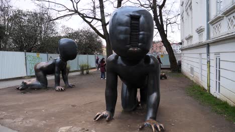 Bebés-Gateando-En-El-Parque-Kampa-De-Praga