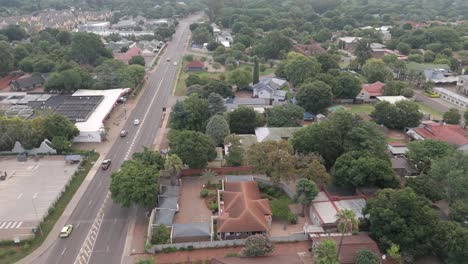 Vista-Panorámica-De-La-Carretera-Principal-A-Lo-Largo-De-La-Zona-Residencial-De-Centurion,-Sudáfrica