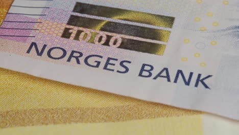 Text-Und-Logo-Der-Norwegischen-Zentralbank-Auf-Der-1000-NOK-Banknote,-Makro-Nahaufnahme