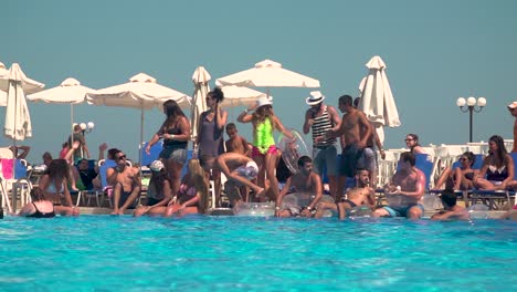 Piscina-Llena-De-Gente-Divirtiéndose-En-Un-Día-Soleado-De-Verano,-Cámara-Lenta