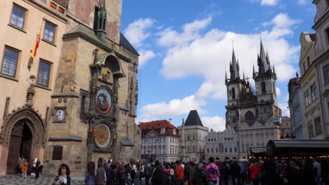 Reloj-Astronómico-De-Praga,-Iglesia-De-Nuestra-Señora-Ante-Týn,-Campanario-De-Piedra-Y-Columna-Mariana-En-La-Plaza-De-La-Ciudad-Vieja