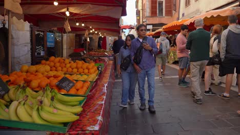 En-El-Mercado-Del-Casco-Antiguo,-La-Gente-Encontrará-Principalmente-Productos-De-Agricultores-Y-Productores-Locales-Que-Muestran-Una-Variedad-De-Colores-Vibrantes.