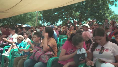 Gente-Caminando-En-El-Parque-De-Atracciones-Bioparque