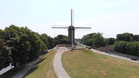 órbita-Ascendente-Que-Revela-La-Tradición-Del-Molino-De-Viento-En-Brujas,-Bélgica