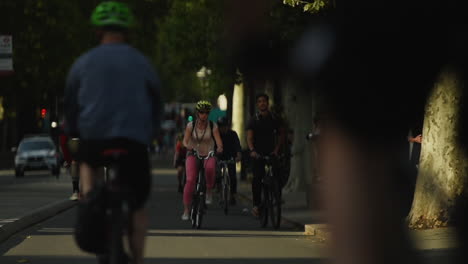 Gran-Número-De-Personas-En-Bicicleta-En-Londres-Después-Del-Cierre-De-Covid19-Sin-Usar-Máscaras-Faciales,-Estáticas